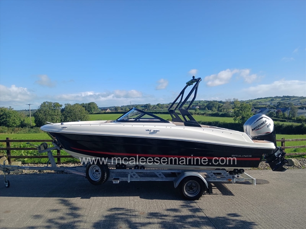 Bayliner VR4 Wakeboard Model